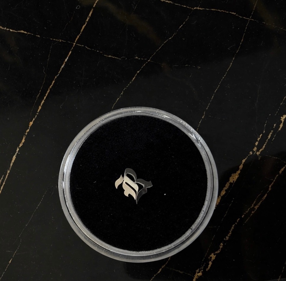 White Gold "R" (Old English)