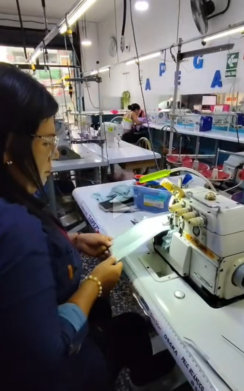 Alumna capacitándose en taller Apega Milenium para abrir su propio taller