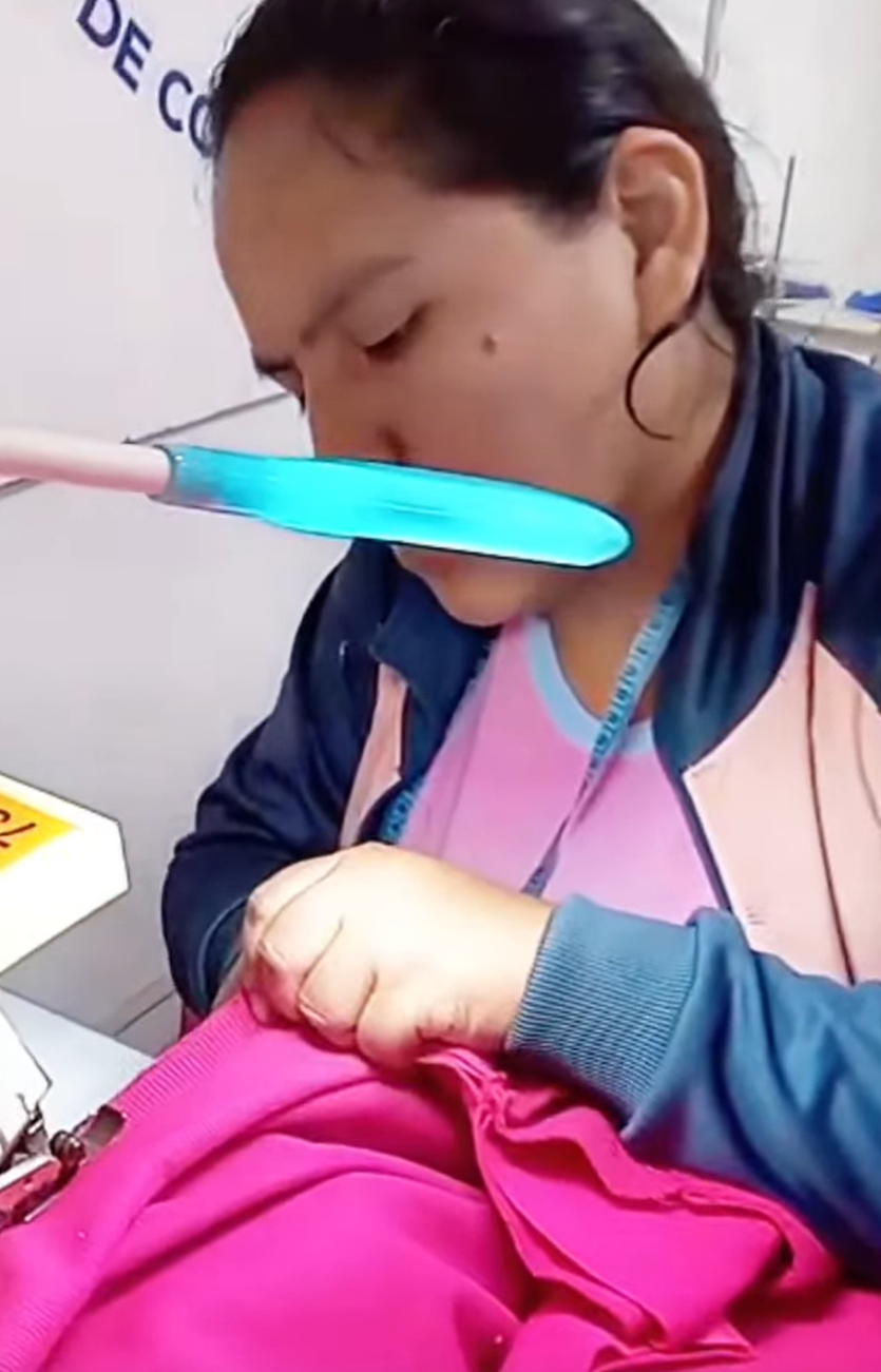 Alumna cosiendo prenda en máquina industrial Apega Milenium