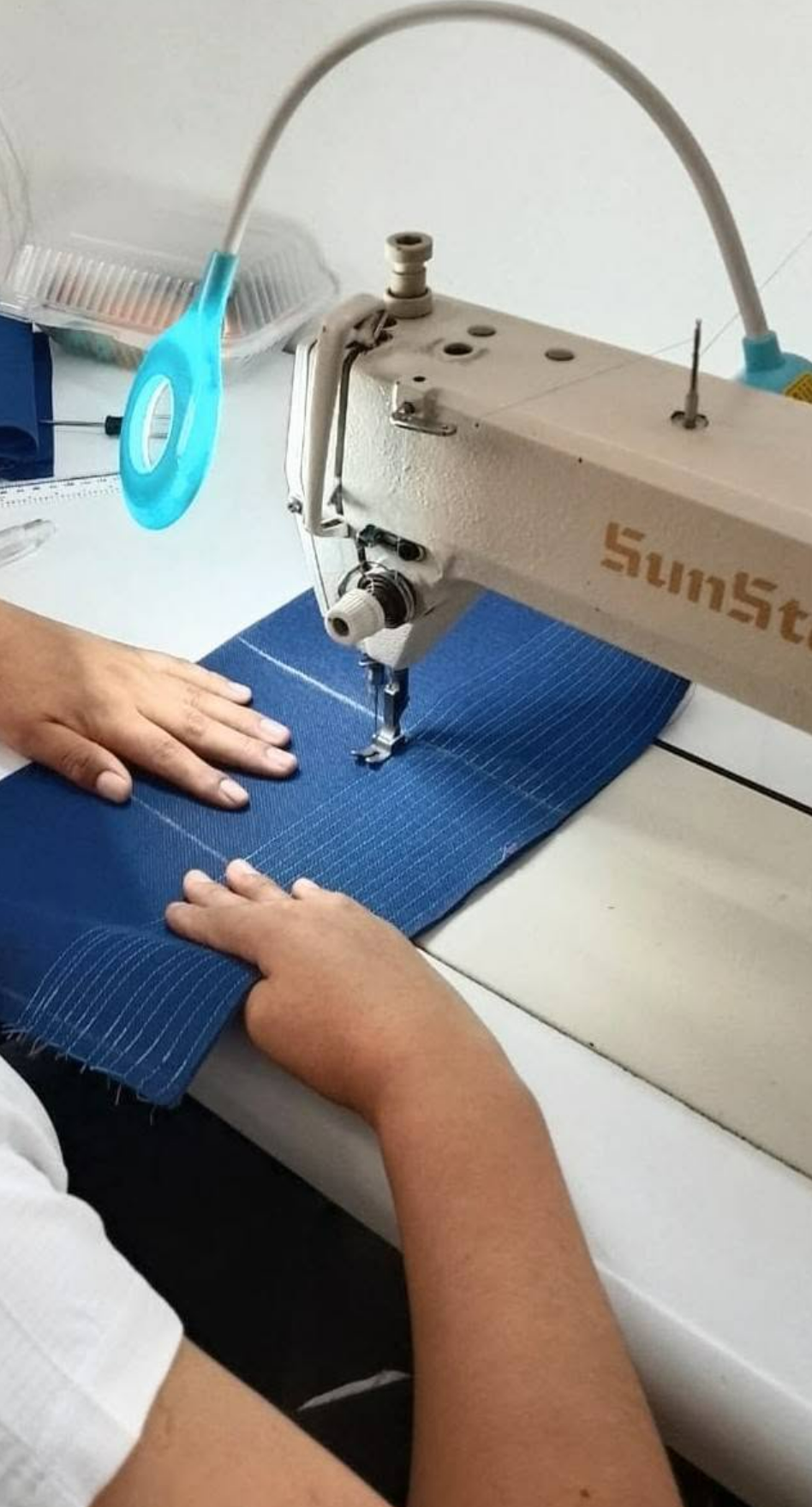 Práctica de costuras rectas y precisión en máquina recta industrial