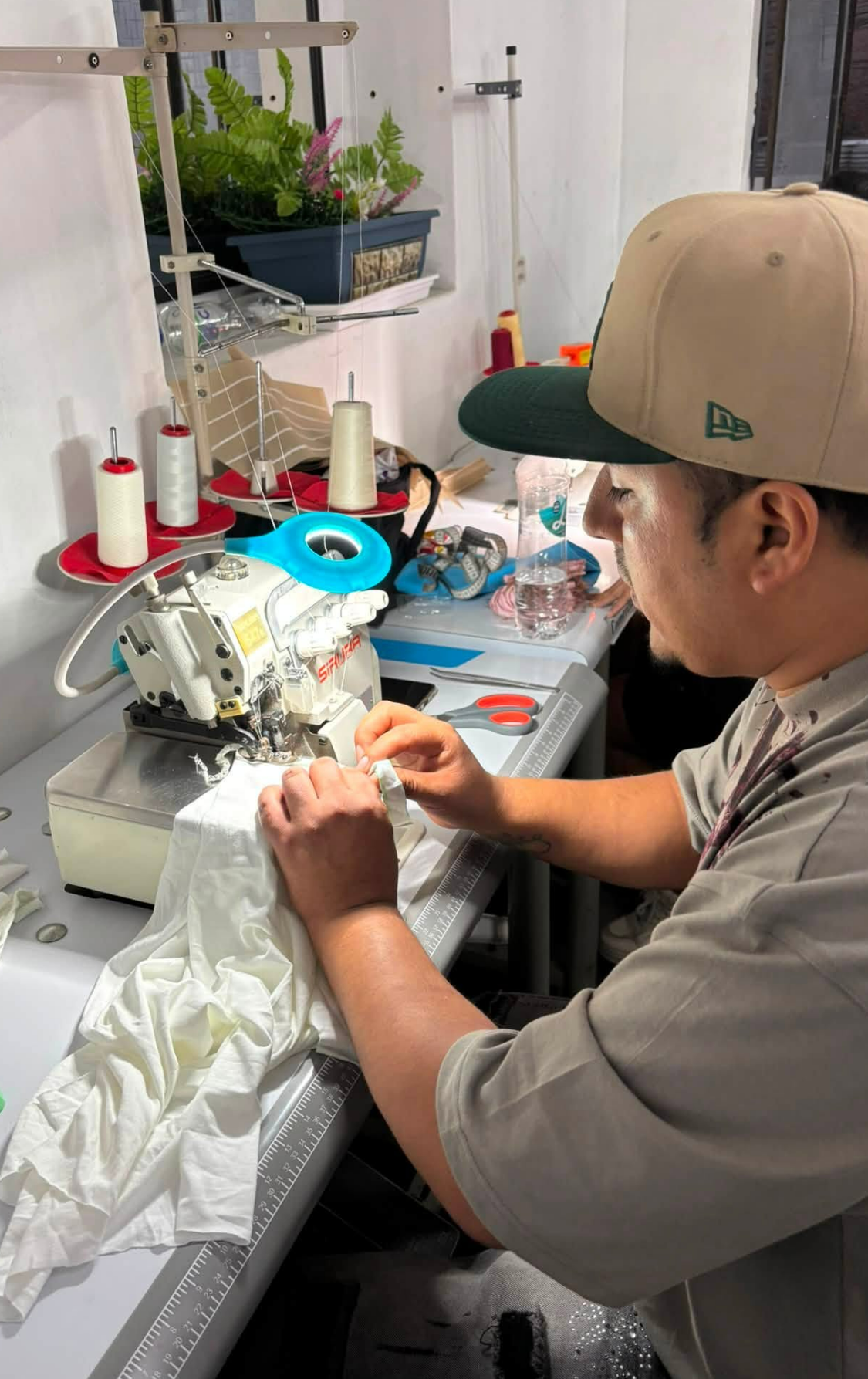 Alumno confeccionando prenda en máquina industrial Siruba