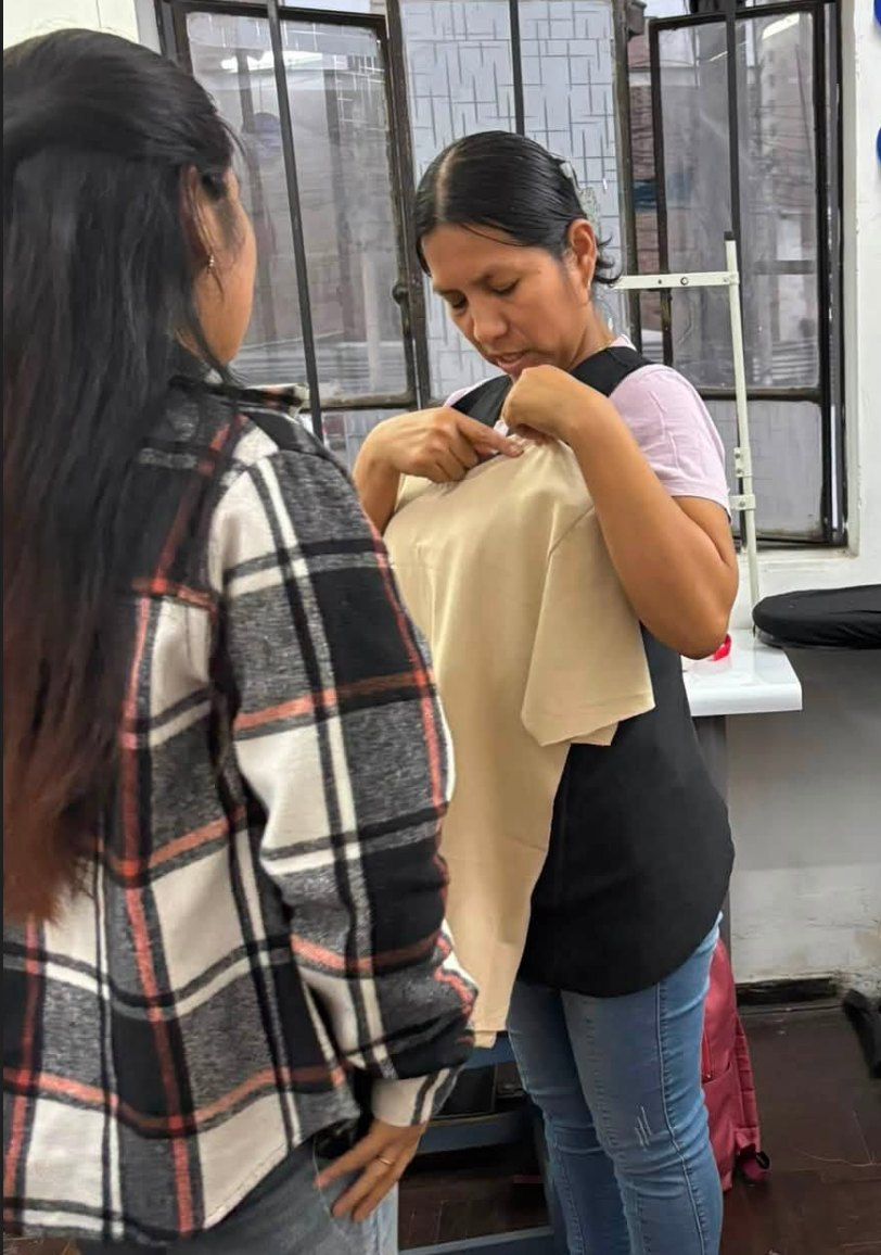 Alumna evaluando prenda confeccionada en Apega Milenium