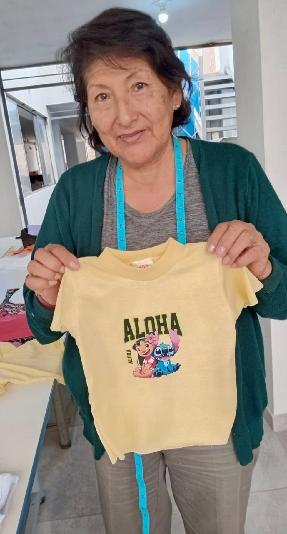 Alumna con polo confeccionado en curso Especialista de confección textil