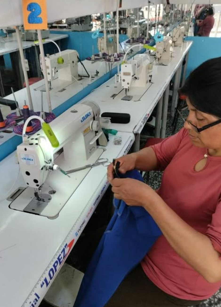 Taller industrial de confección con máquinas Juki en Apega Milenium