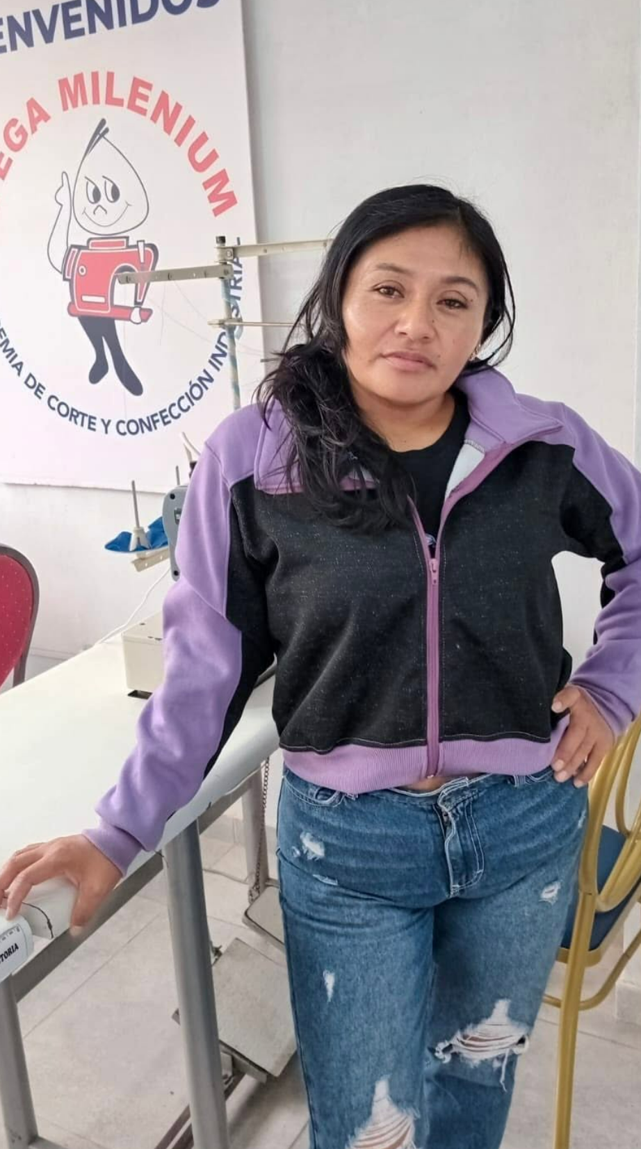Alumna mostrando casaca deportiva confeccionada en curso Especialista