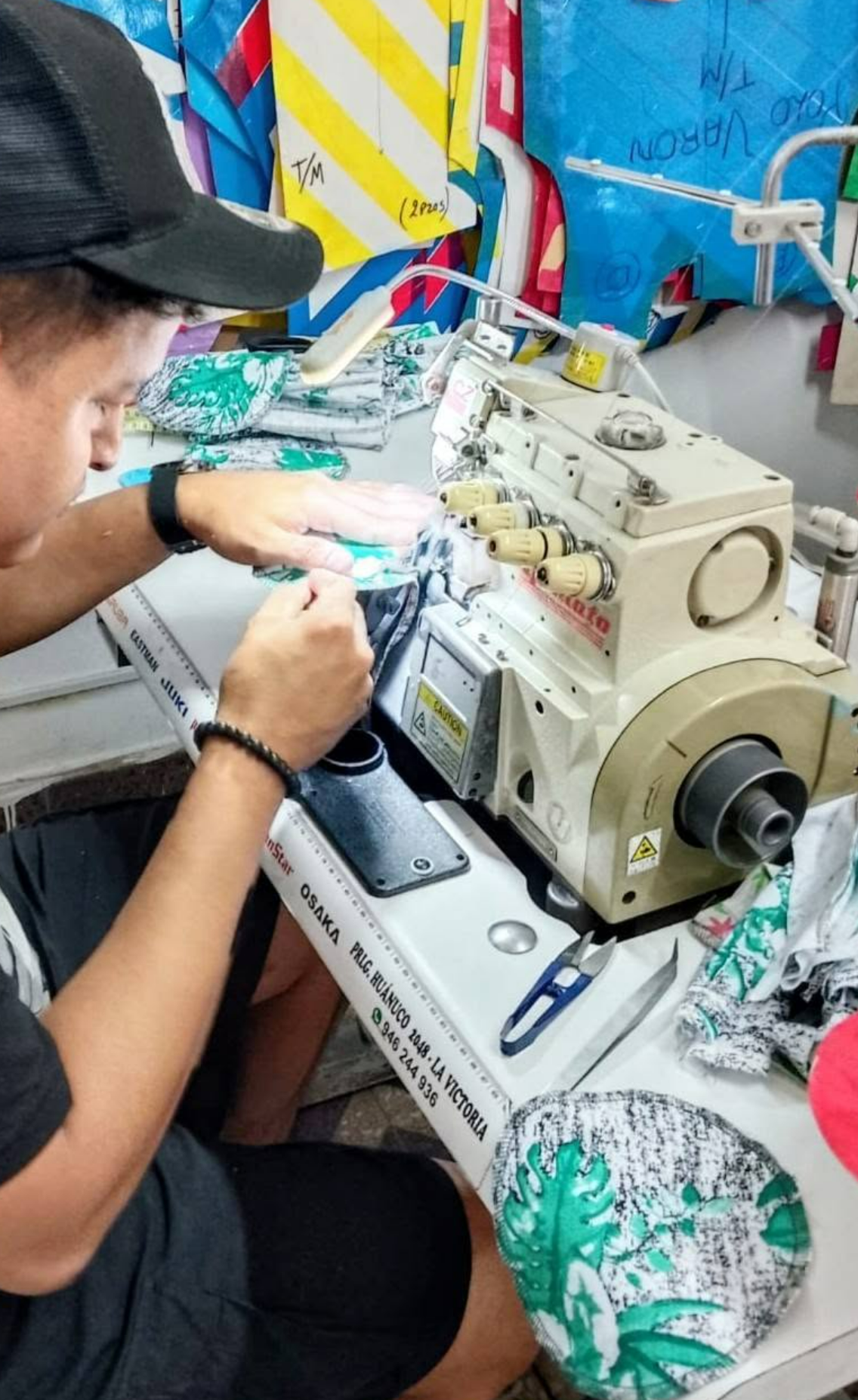 Práctica en máquina industrial con regulación de puntada en taller Apega