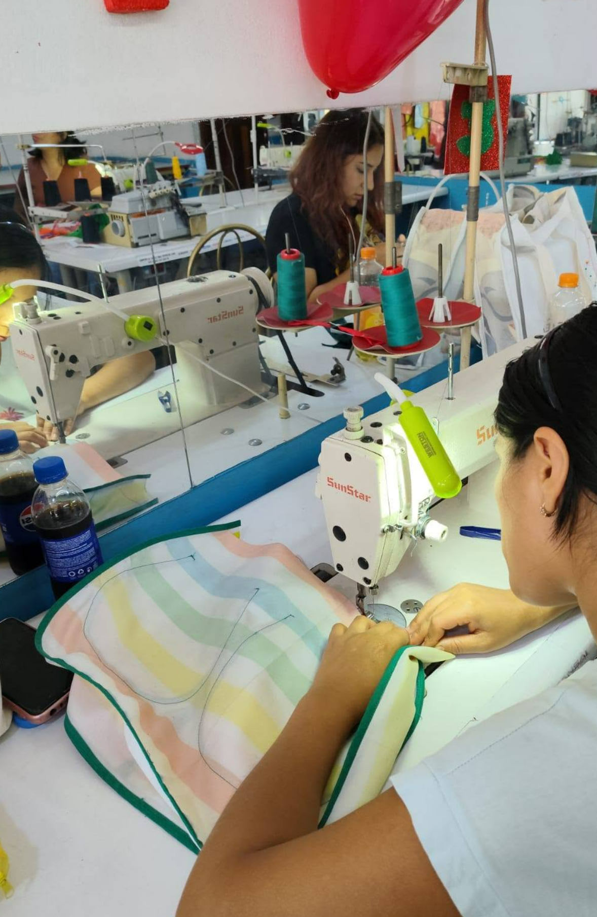 Práctica de confección completa en máquinas industriales en taller Apega
