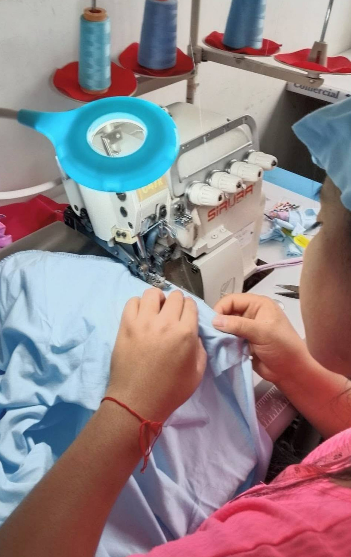 Alumna practicando en remalladora industrial Siruba