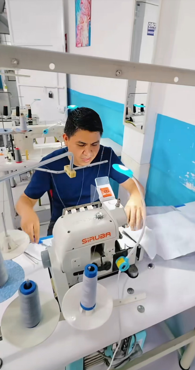 Alumno practicando manejo de máquina remalladora industrial Siruba