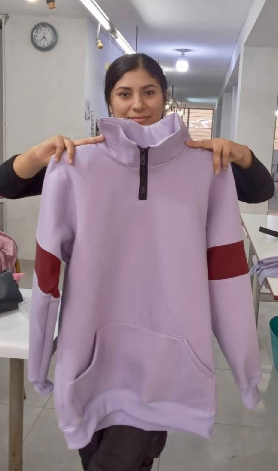 Alumna mostrando polera deportiva confeccionada en curso Especialista