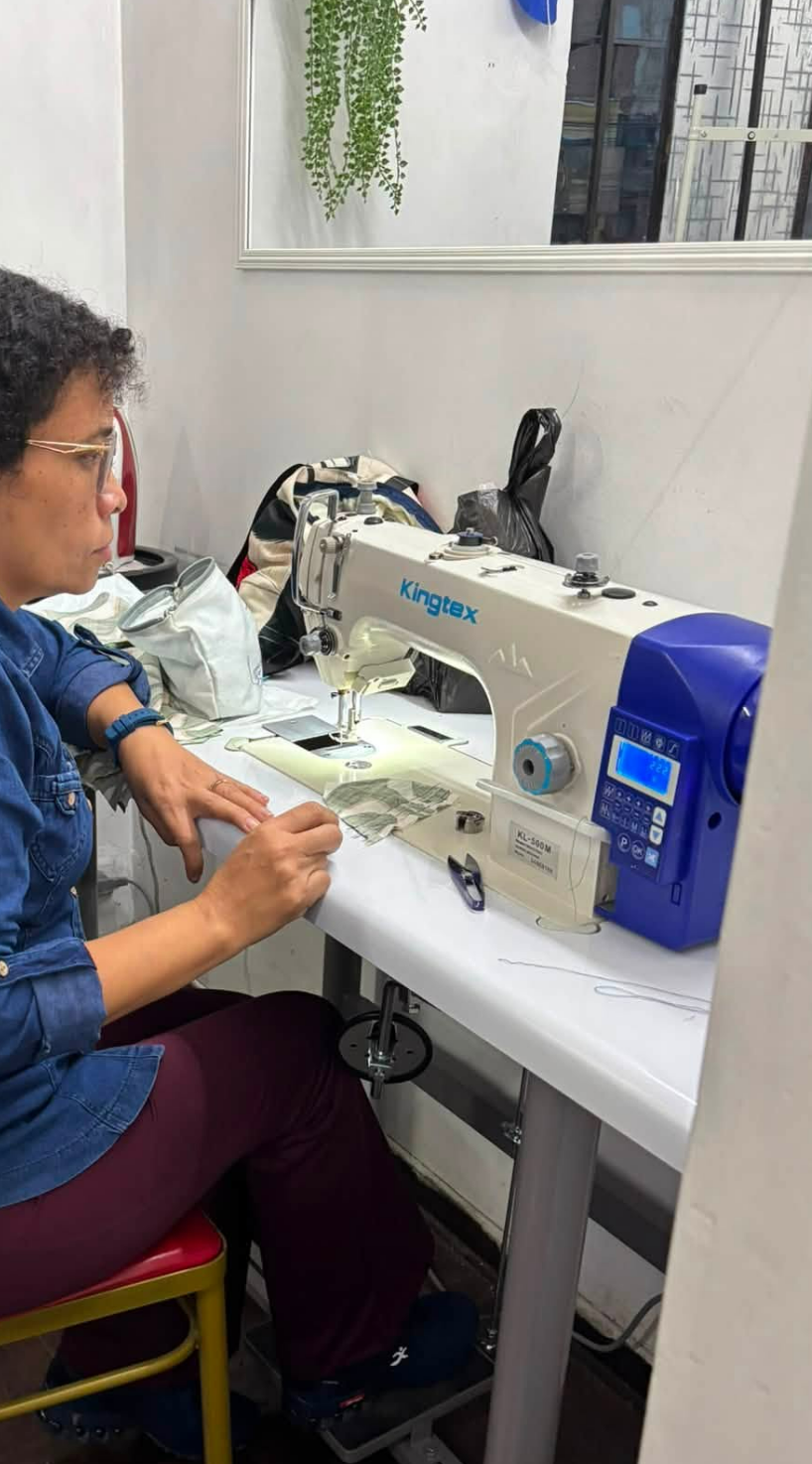 Alumna aprendiendo costura recta en máquina industrial Kingtex digital
