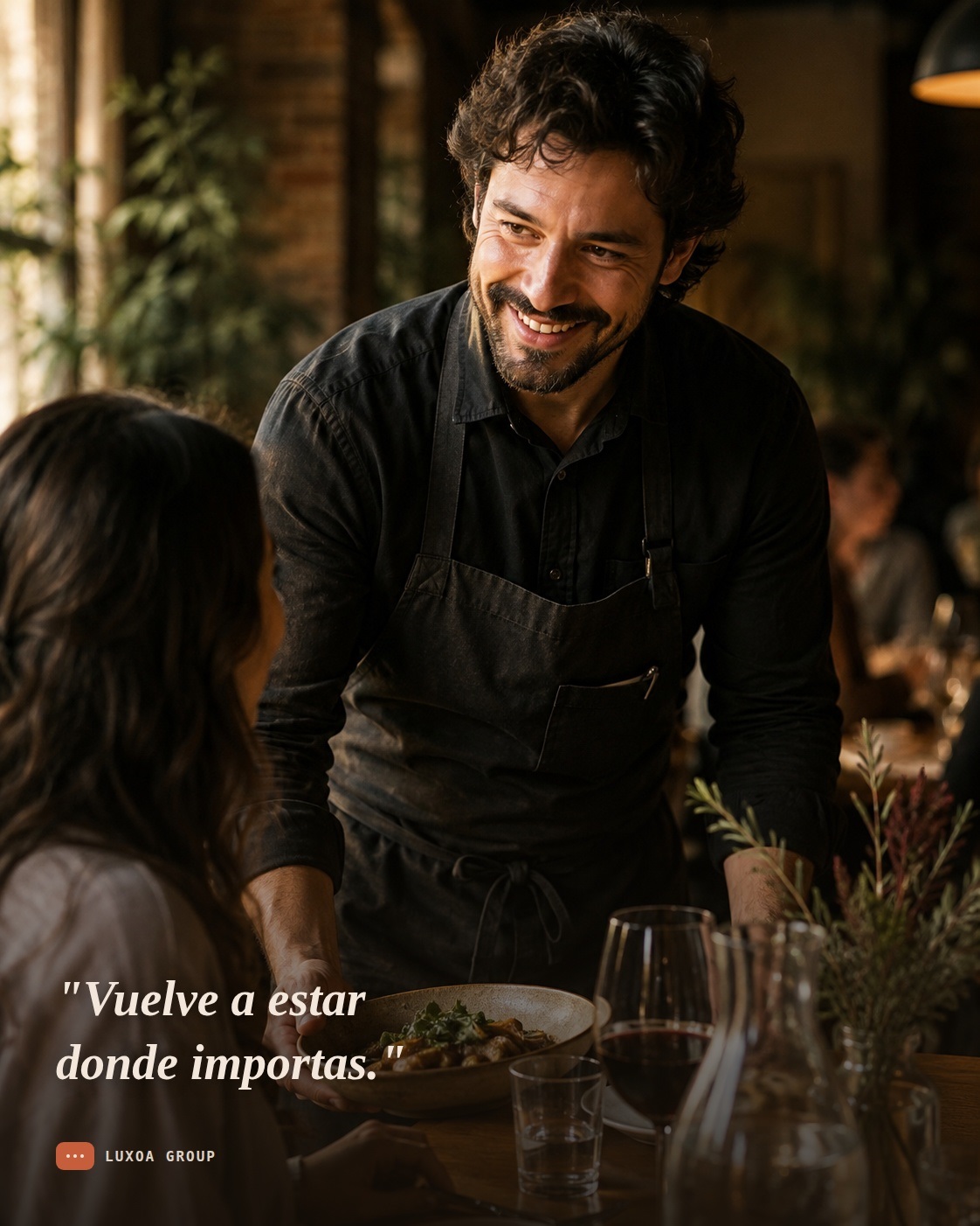 Hostelero atendiendo a clientes en el comedor sonriente