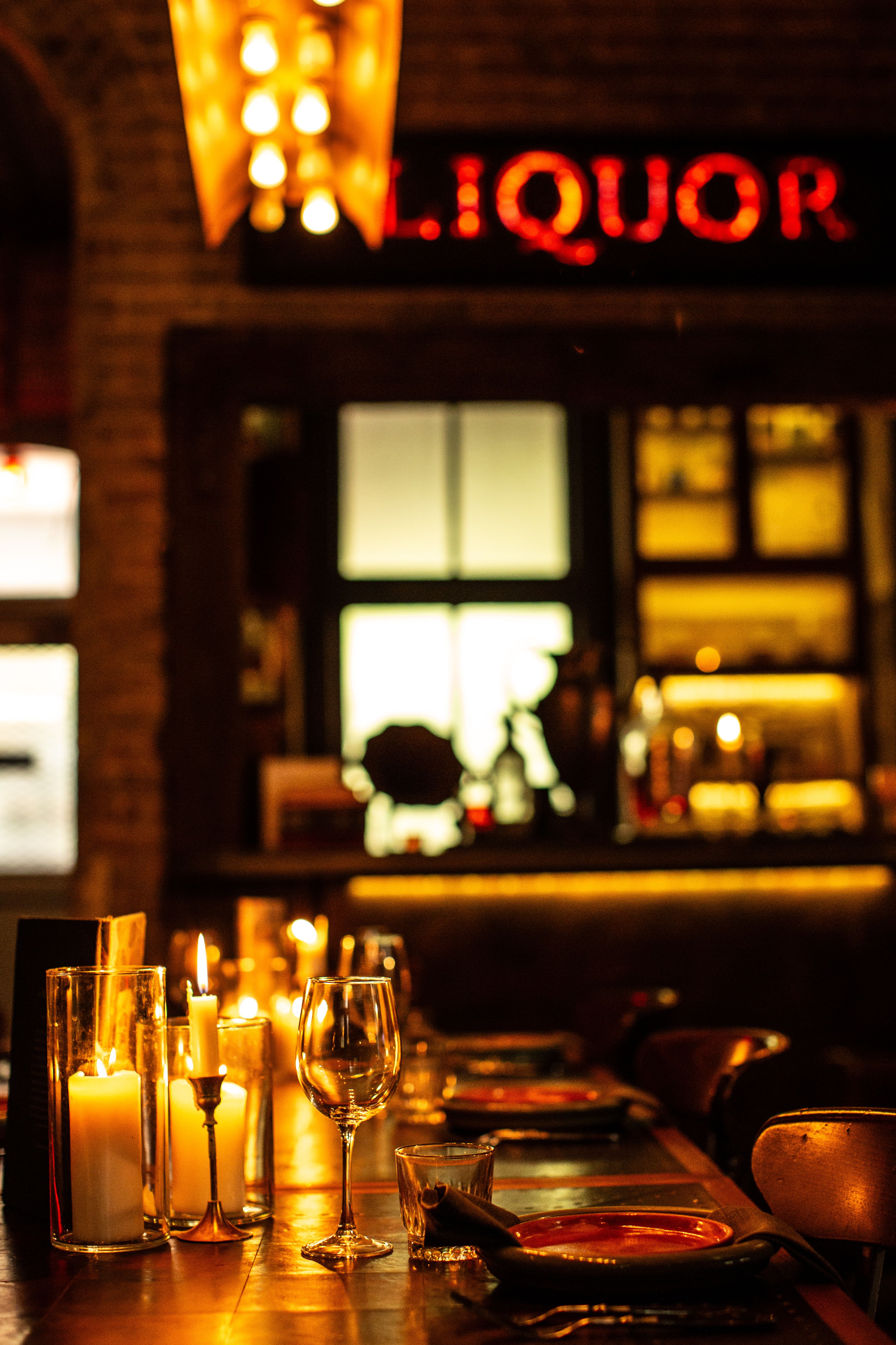 Comedor de restaurante cálido con ambiente nocturno y velas