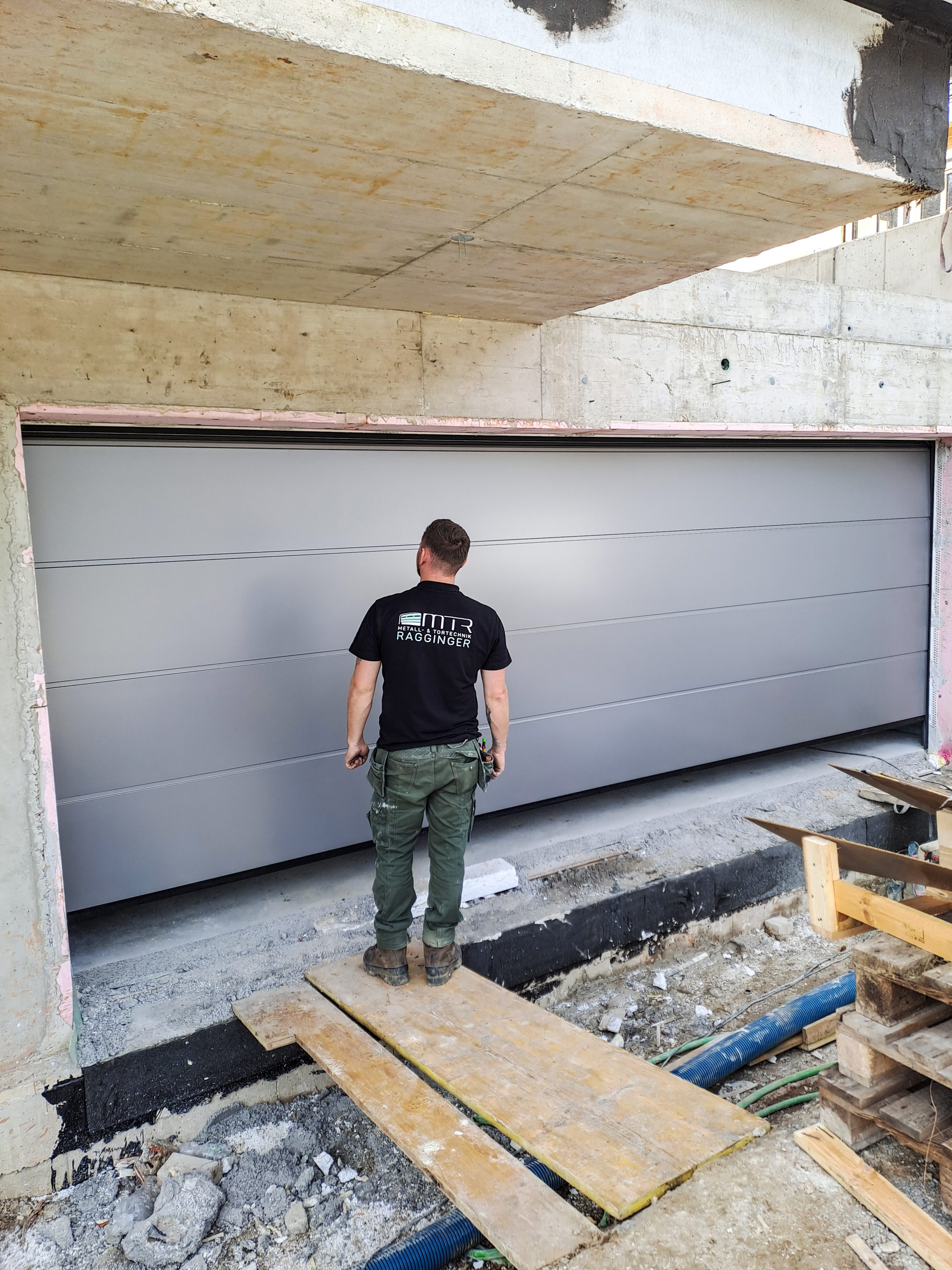 Montage eines Sektionaltors durch MTR Metall- und Tortechnik Ragginger