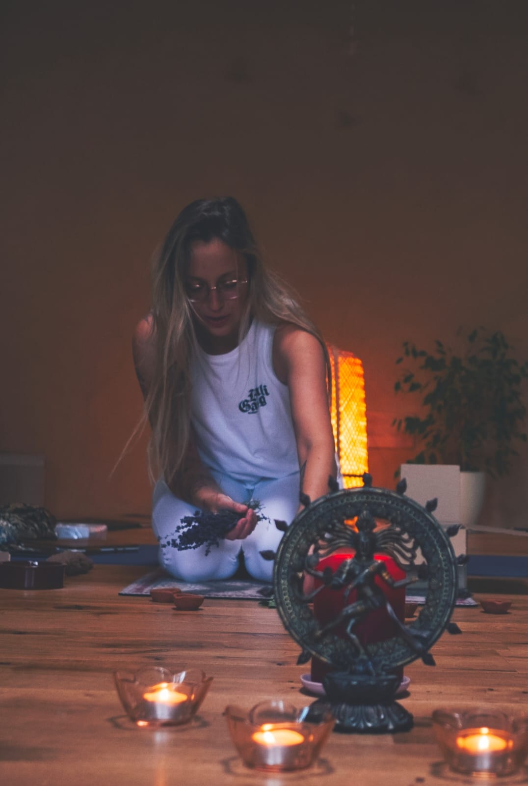 Kerzenlicht und stille Meditation im rituellen Raum