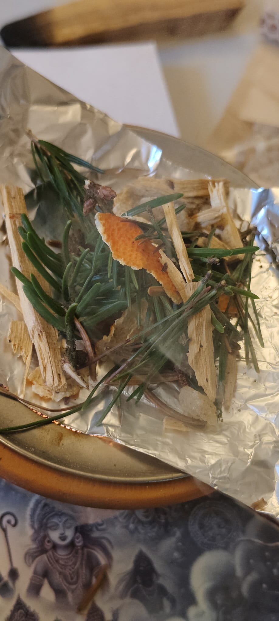 Sanftes Räuchern auf dem Stövchen mit heimischen Nadeln und Kräutern Heimische Räuchermischung aus Nadeln, Rosmarin, Orangenschale und Harzen sanft auf dem Stövchen verräuchern