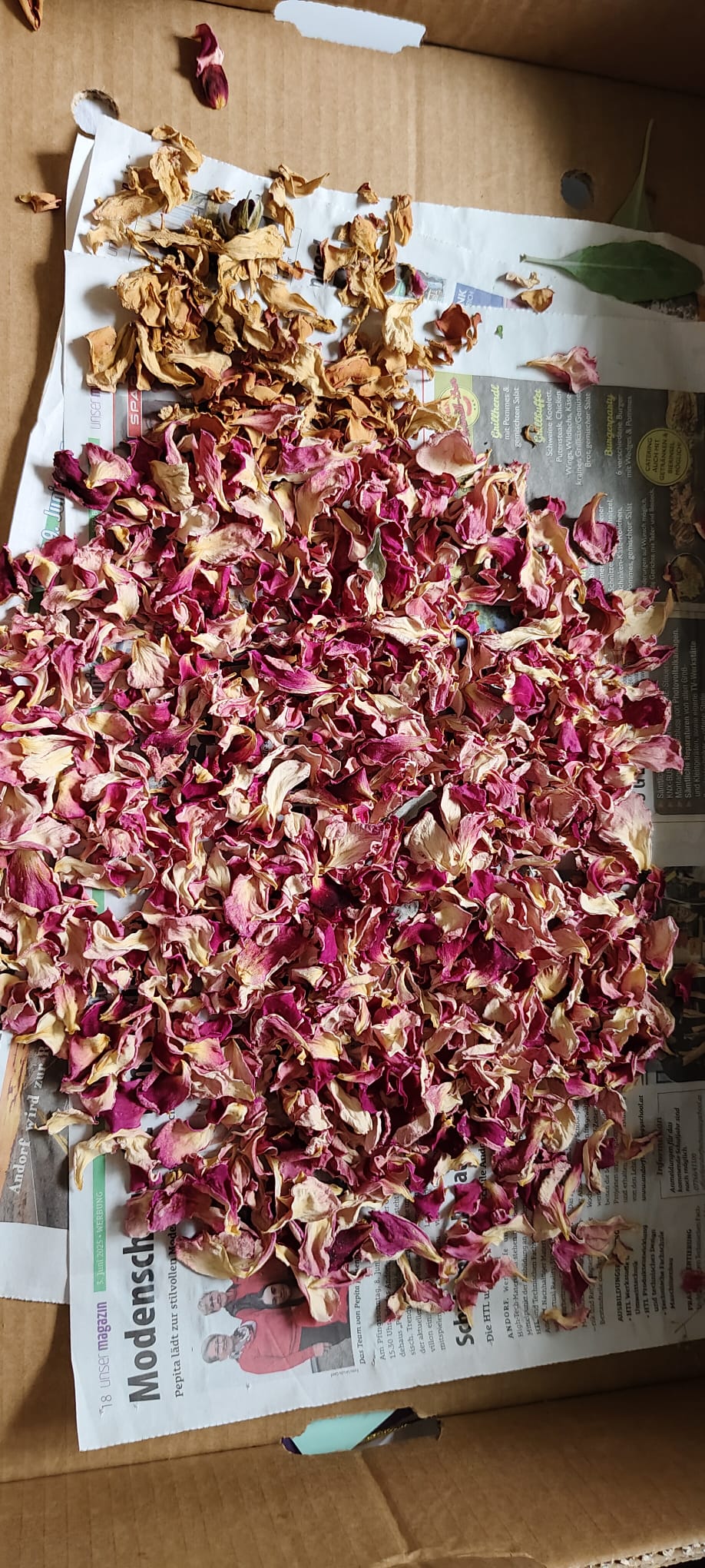 Rosenblüten als Räucherkraut getrocknet Getrocknete Rosenblüten als herzöffnendes Räucherkraut für Räuchermischungen