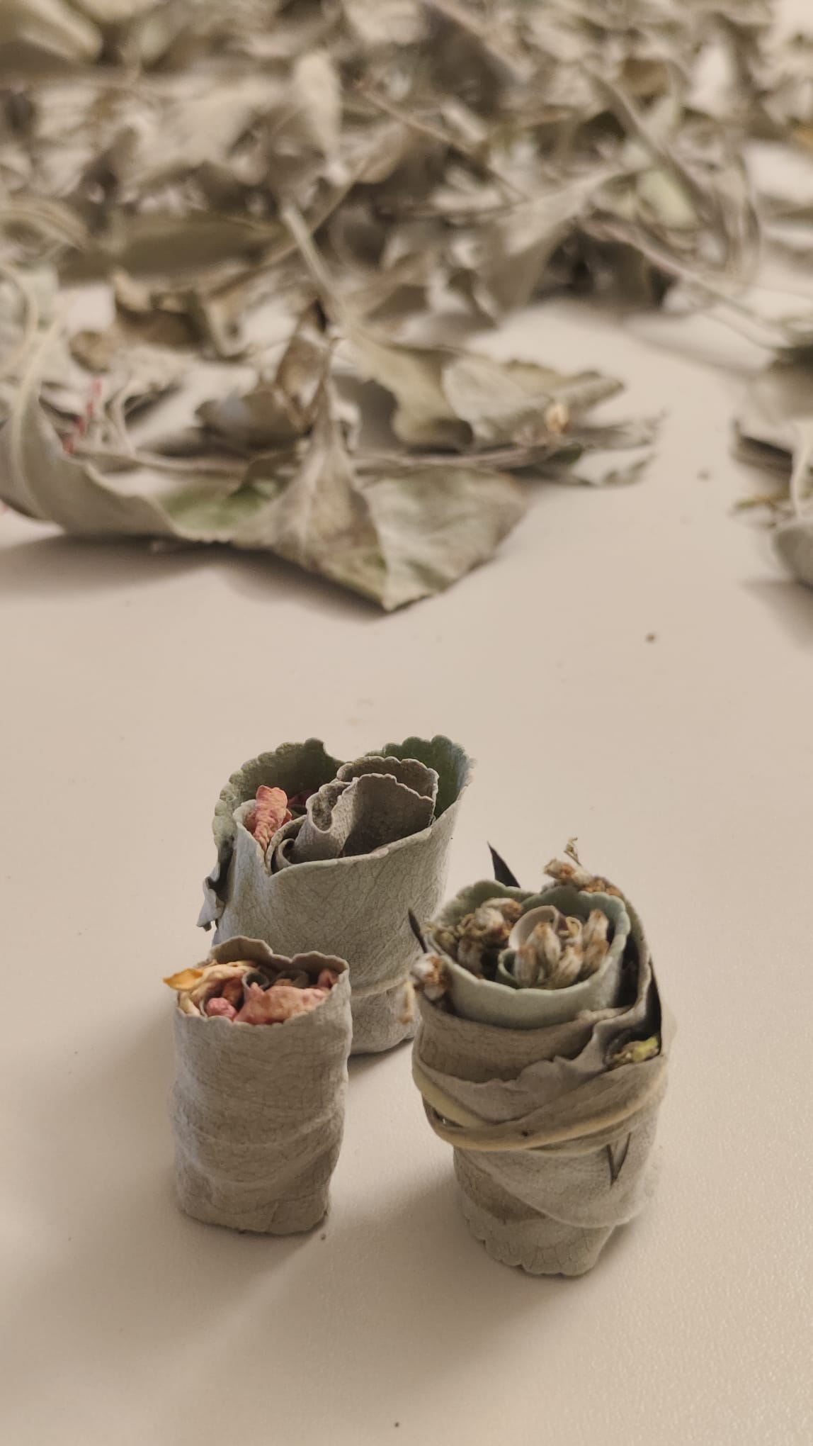 Handgerollte Salbeiröllchen mit Blüten gefüllt Fein gerollte Salbeiröllchen mit Rosen- und Blütenfüllung für sanftes Räuchern