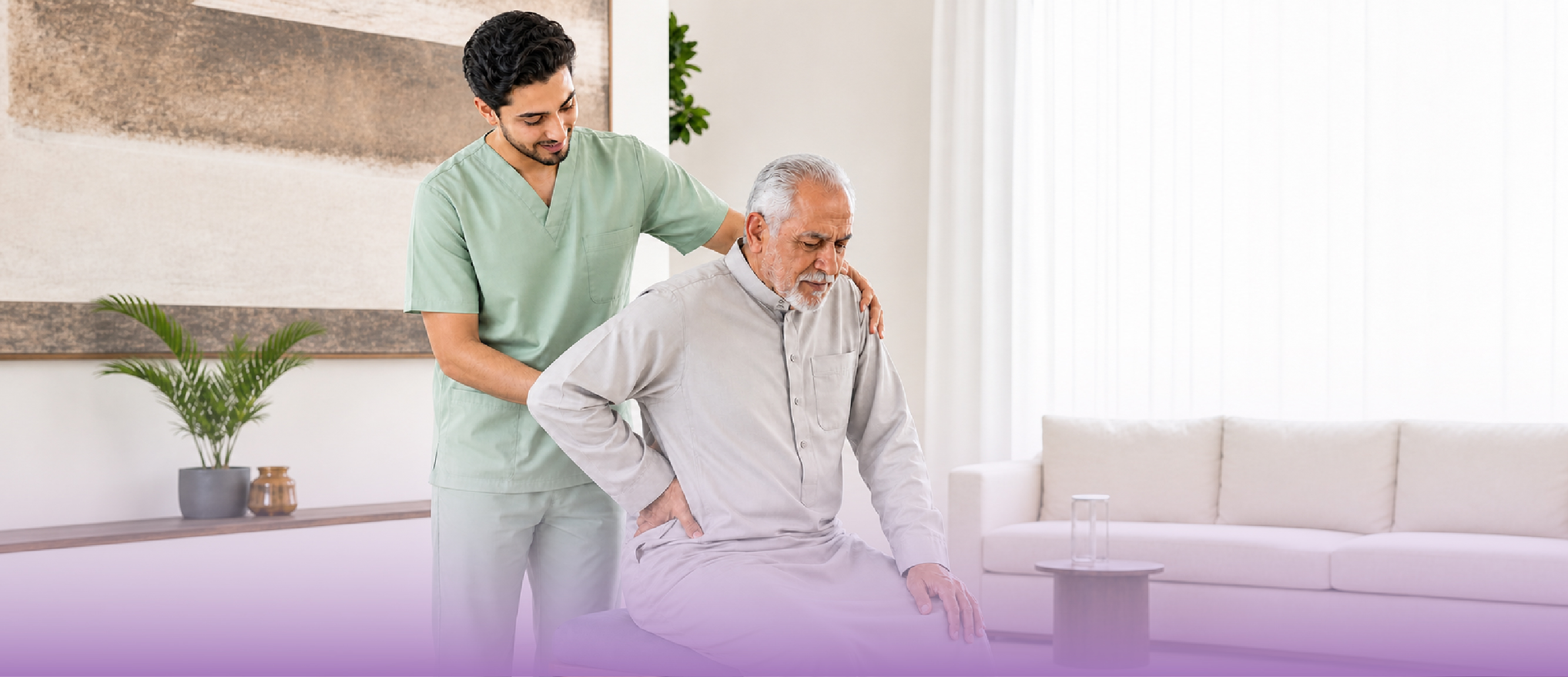 معالج طبيعي يقدم جلسة علاج طبيعي منزلي لمريض