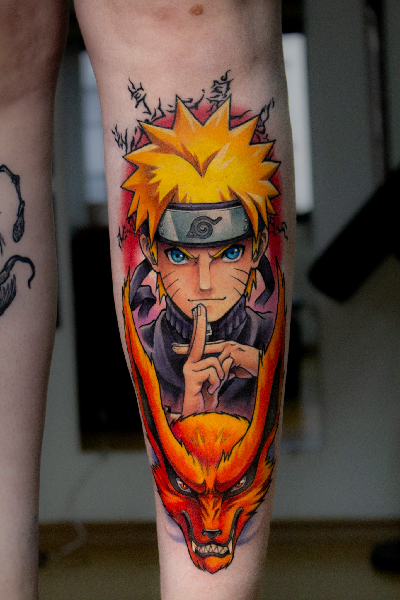 Tatuagem de realismo colorido de anime com Naruto e Kurama feita por Rogério Opix