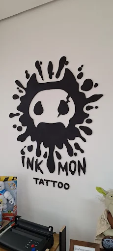 Logo INKMON Tattoo na parede do estúdio