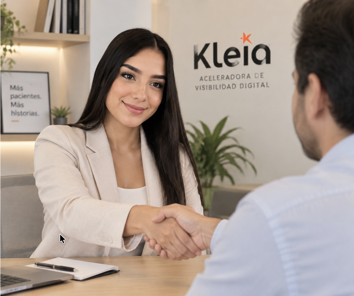 Especialista de Kleia estrechando la mano con un consultorio en sus oficinas