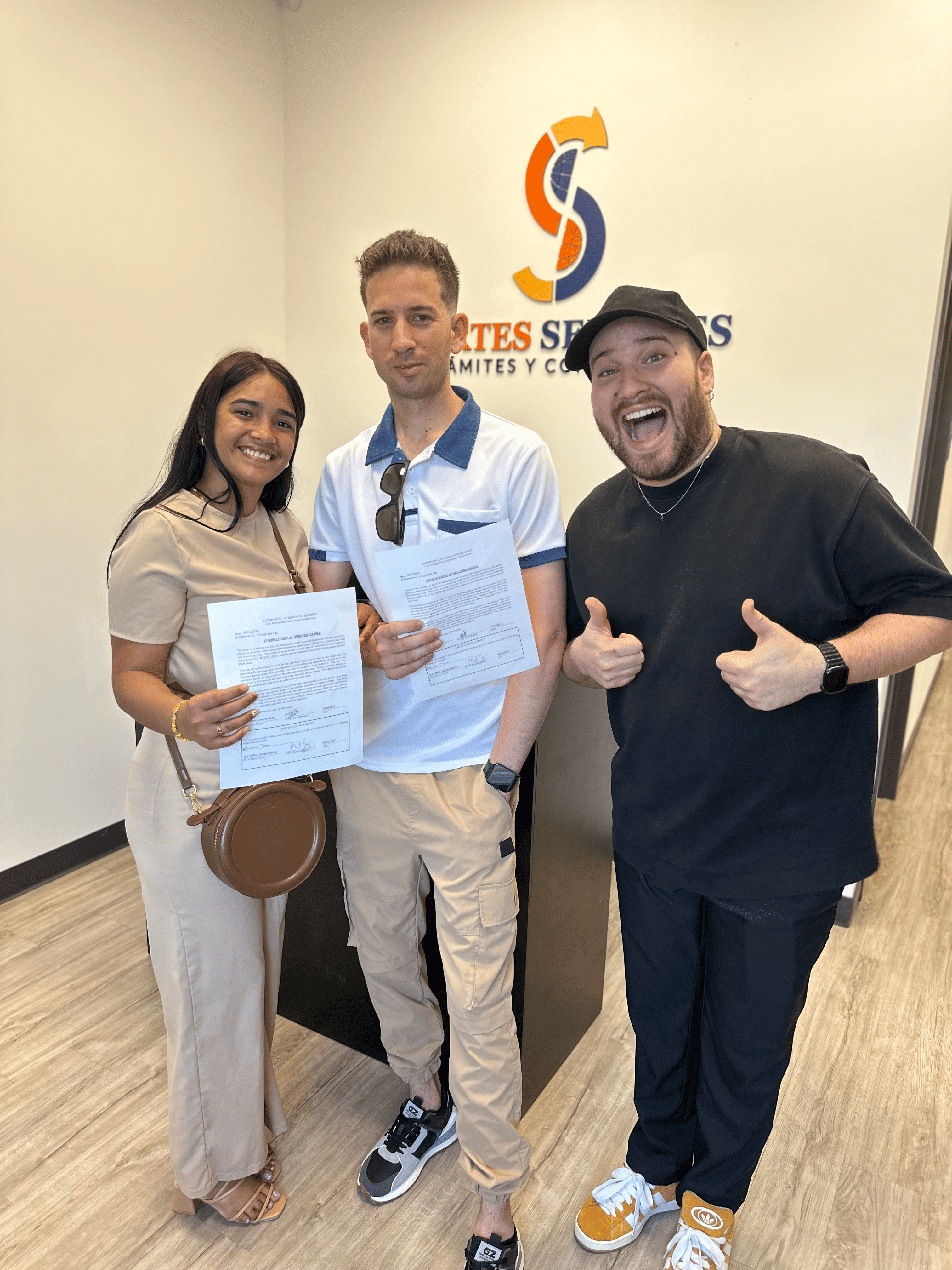 Clientes celebrando resolución favorable de trámites con Cortes Services Group