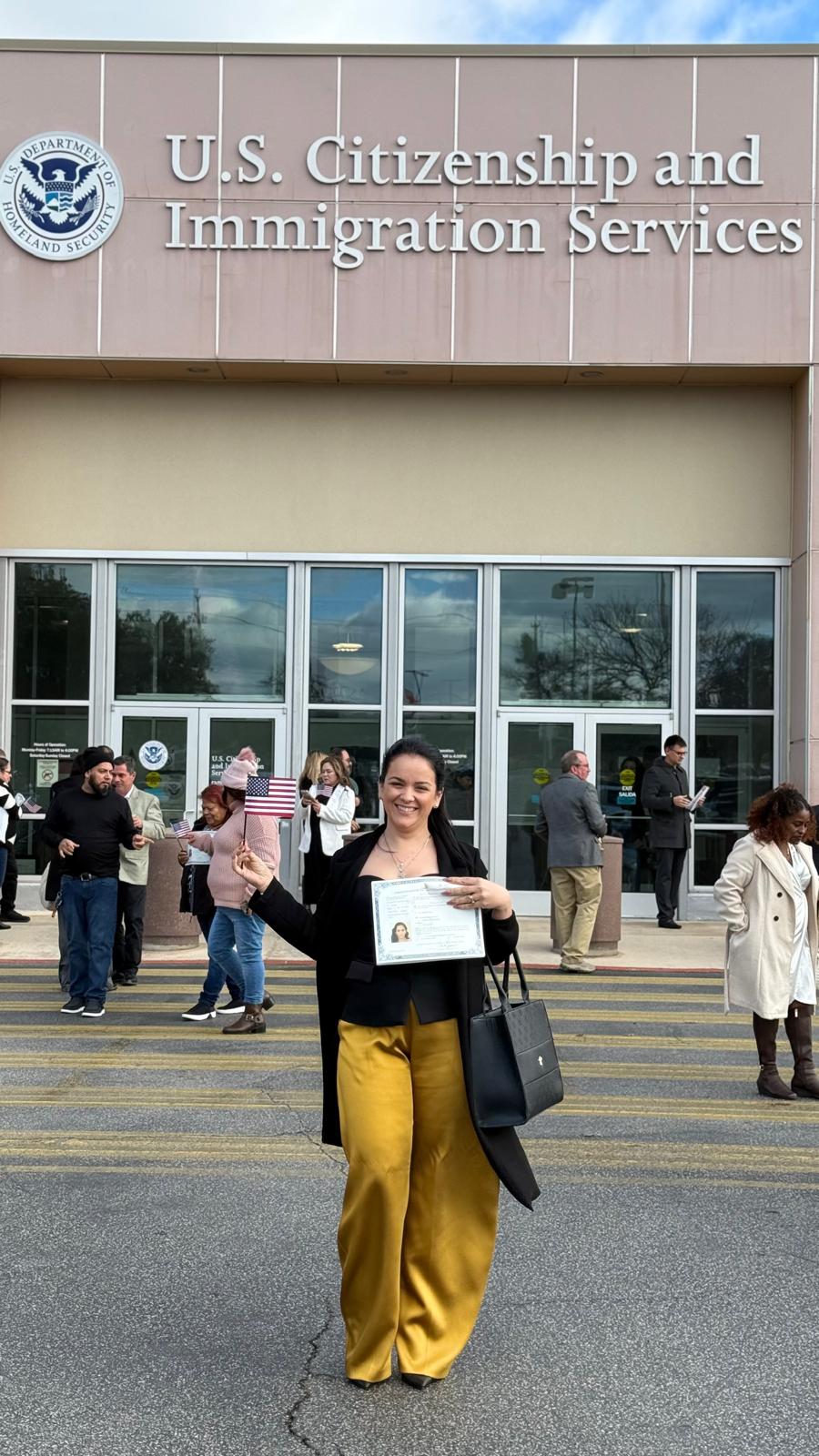 Cliente celebrando con certificado de ciudadanía en USCIS