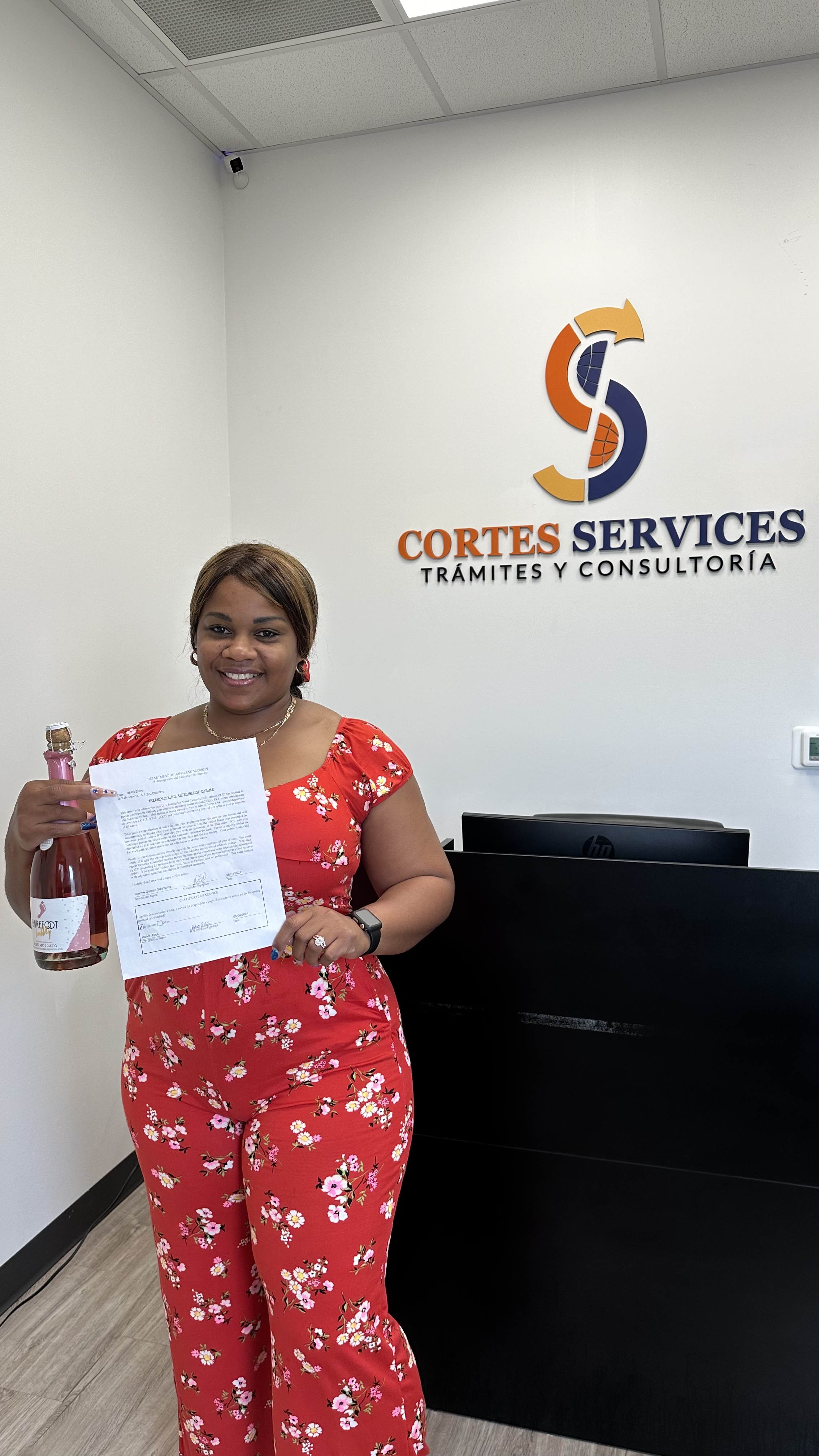 Cliente celebrando aprobación oficial de Parole en oficina