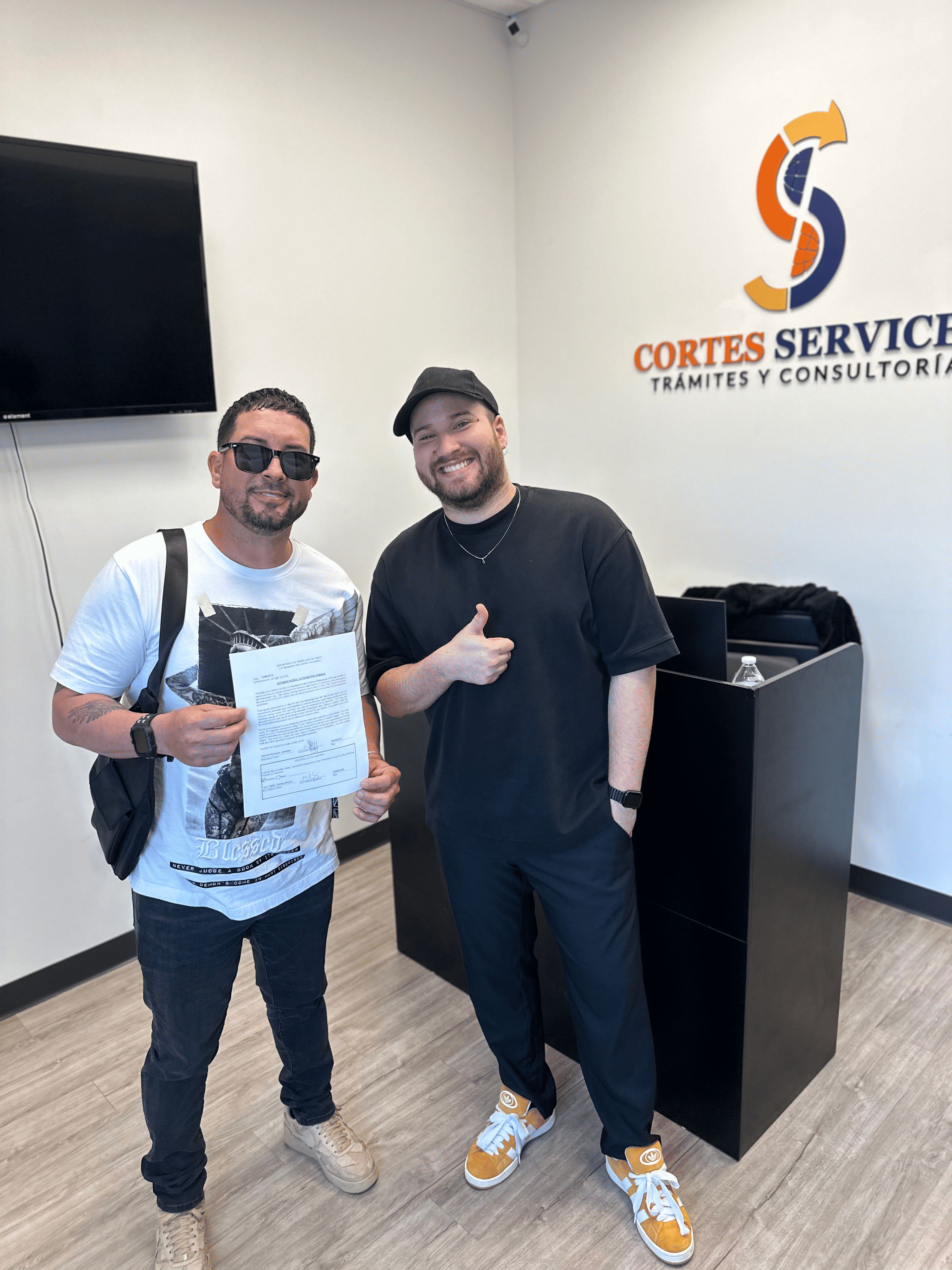 Cliente recibiendo notificación oficial de aprobación en oficina de Cortes Services