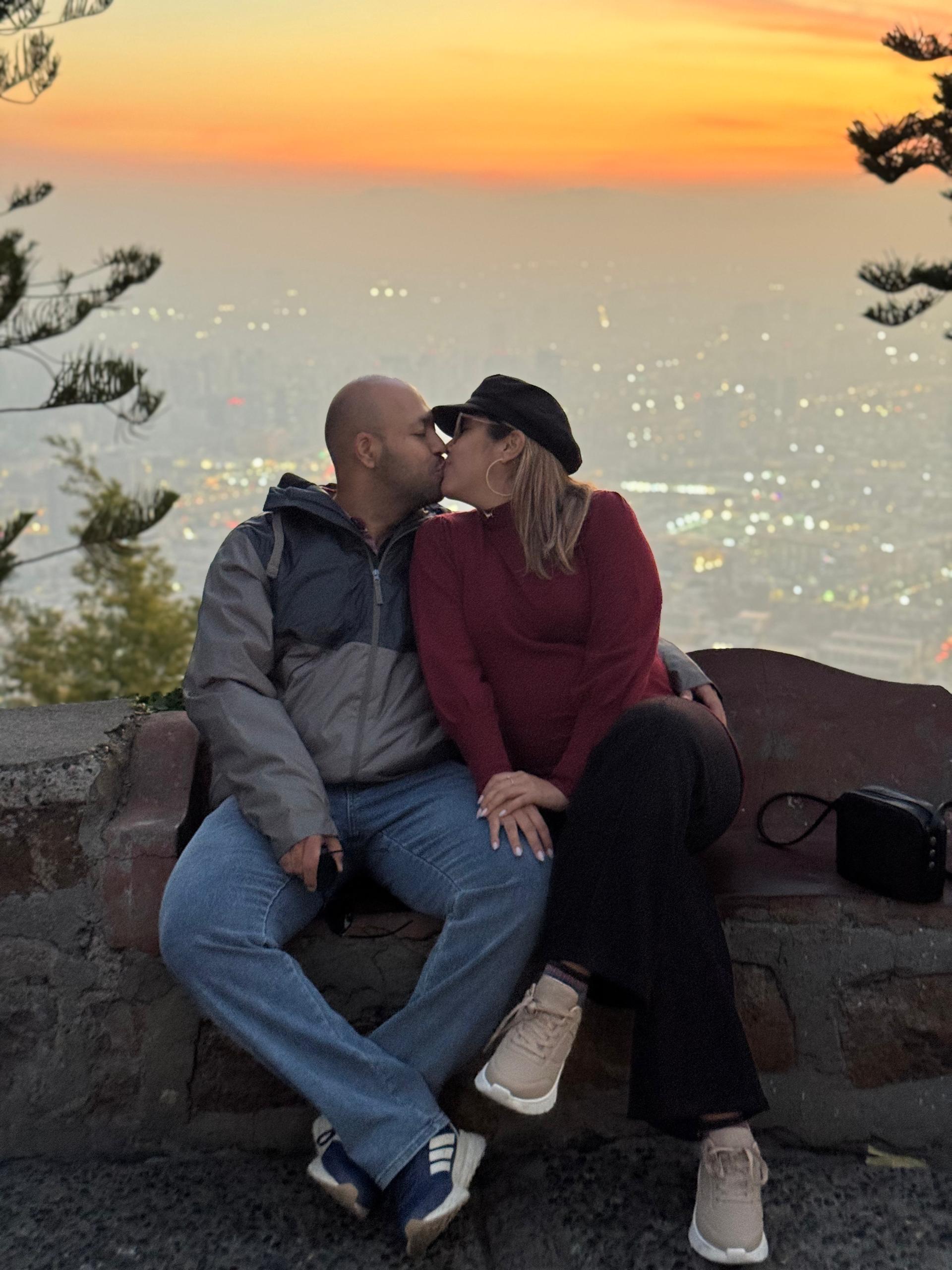 Patricia y Marcel disfrutando un atardecer