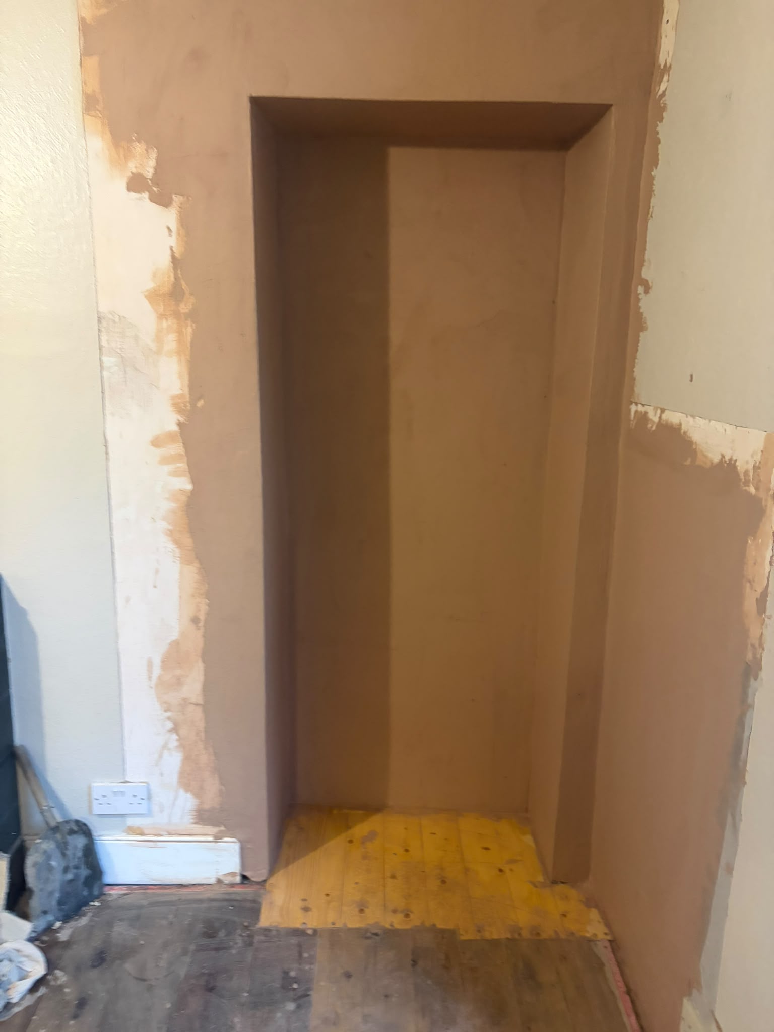 Fresh plastering and wall restoration after damp proofing