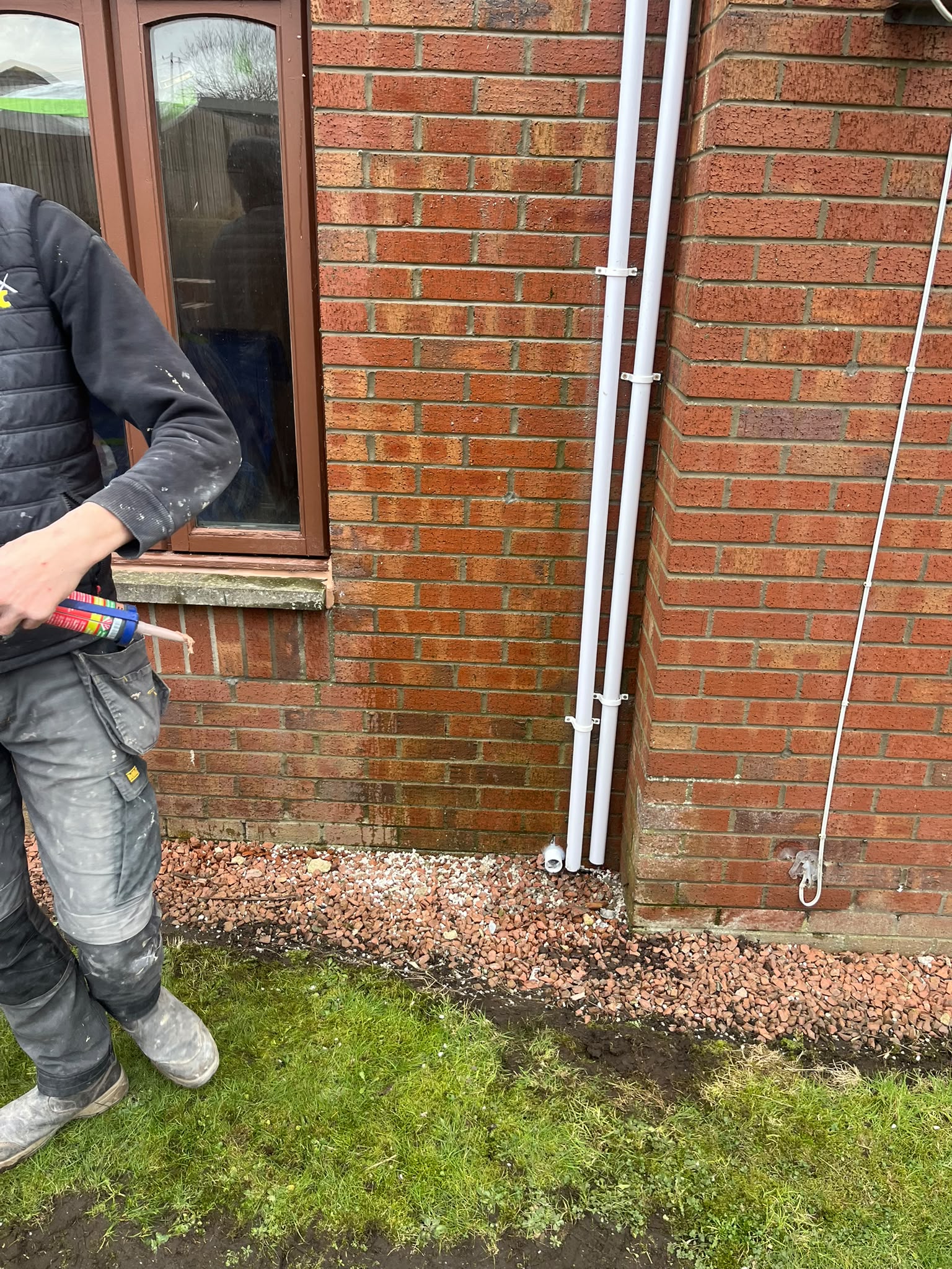 External brickwork damp inspection and drainage pipe repair