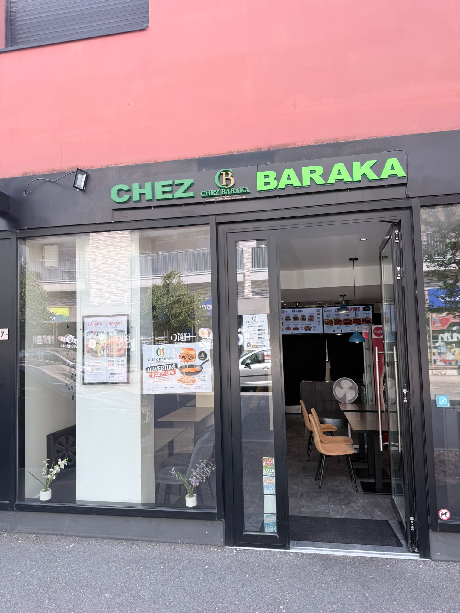 Vitrine et entrée du café Chez Baraka à Nantes
