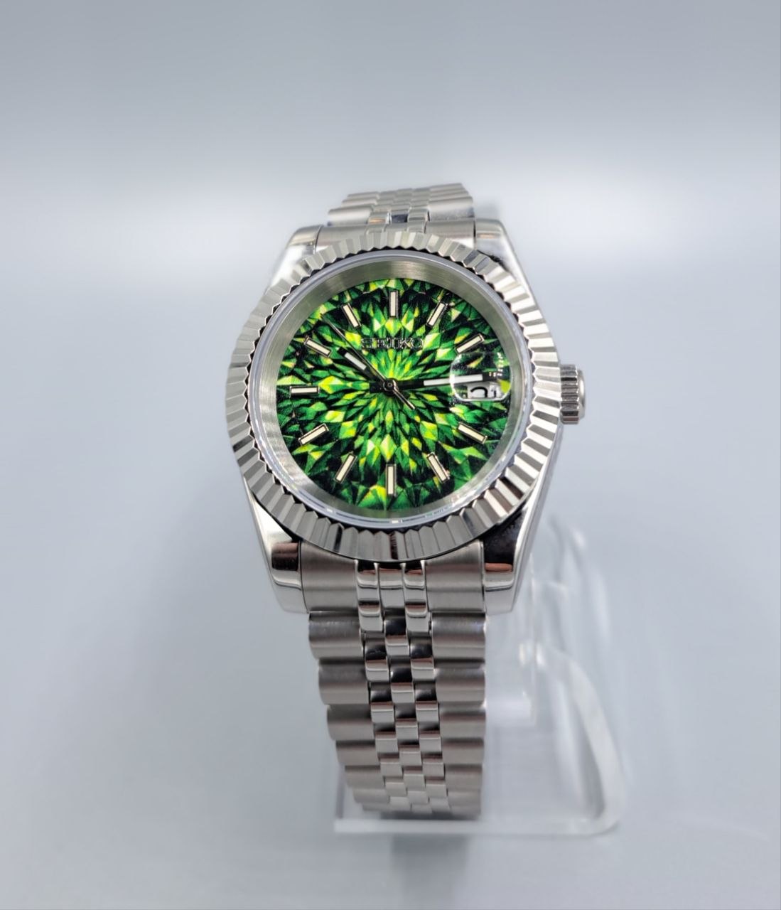 FORME 04 — VERTEX — Color as structure. Faceted geometry laid across the dial plane in emerald.