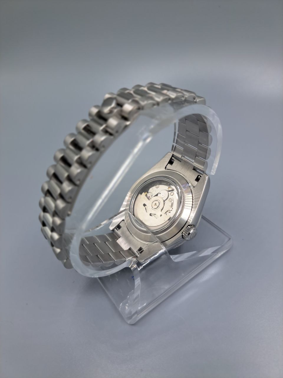 FORME 08 — TRANSPARENT — The mechanism revealed. A sapphire display back opens the foundation to view.