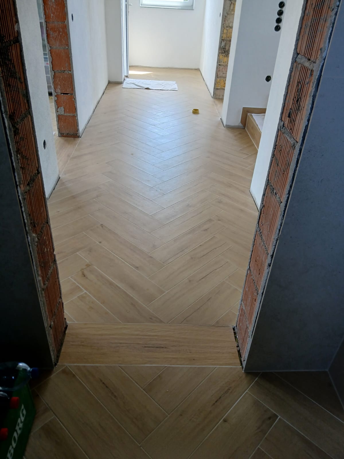 Slaganje riblja kost u hodniku (keramika drveni dezen)