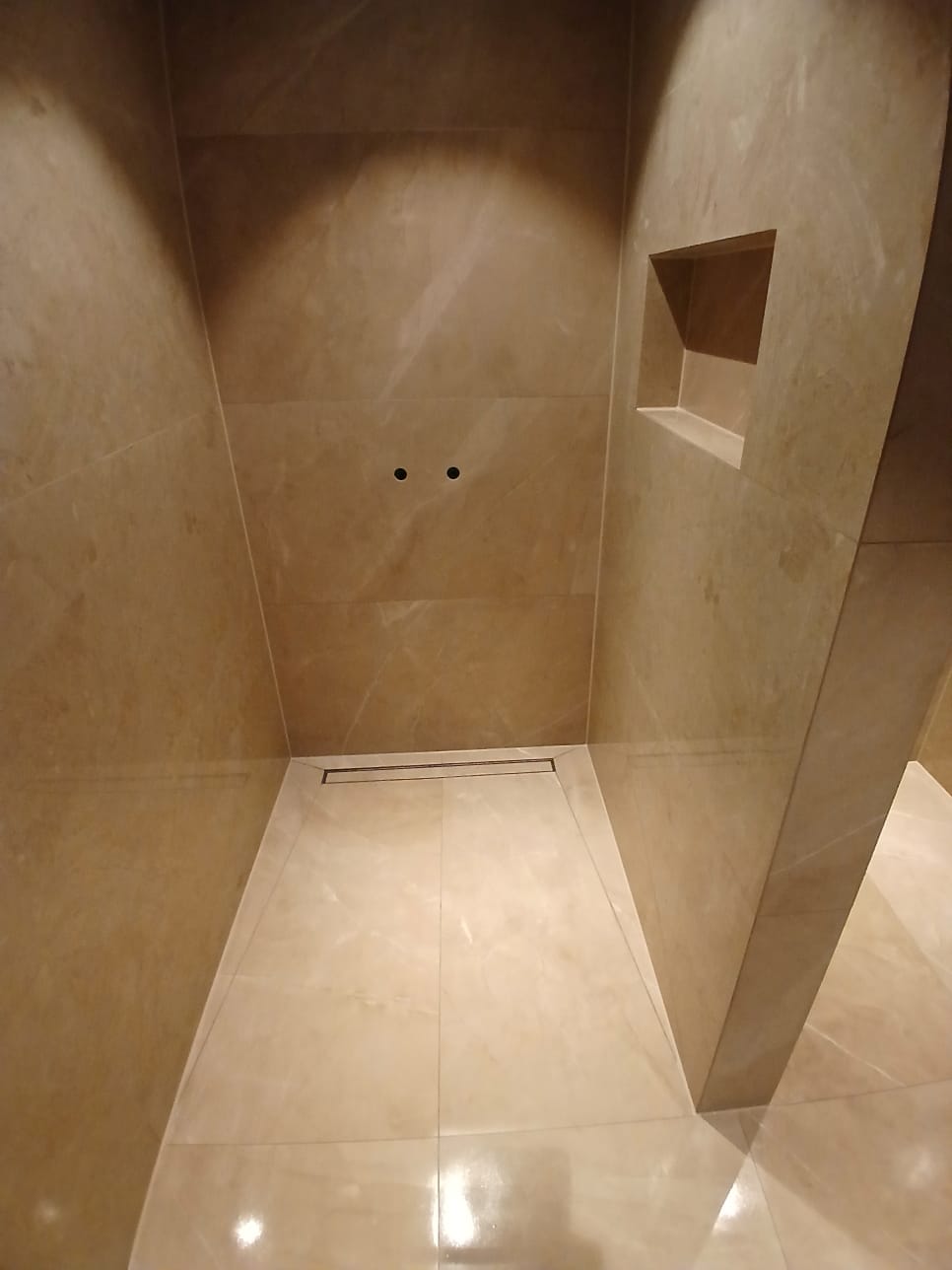 Walk-in tuš kabina sa linijskim slivnikom i nišom