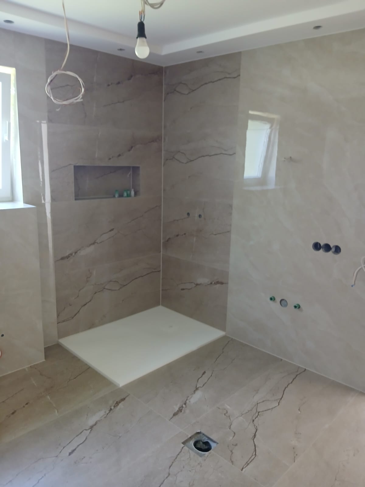 Walk-in tuš zona sa nišom i podnim slivnikom