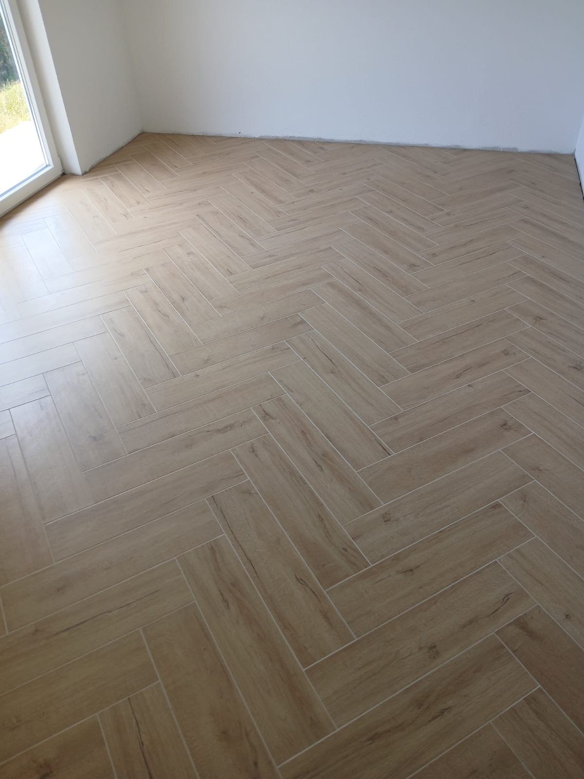 Keramički pod riblja kost u prostranom prostoru