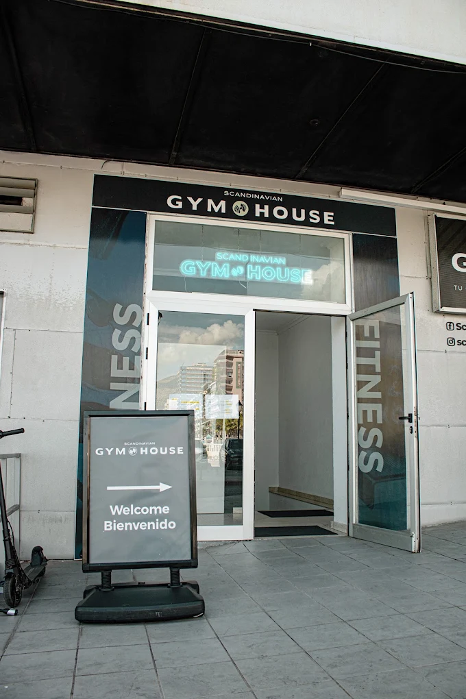 Gymhouse Fuengirola sala interior de entrenamiento con equipamiento moderno