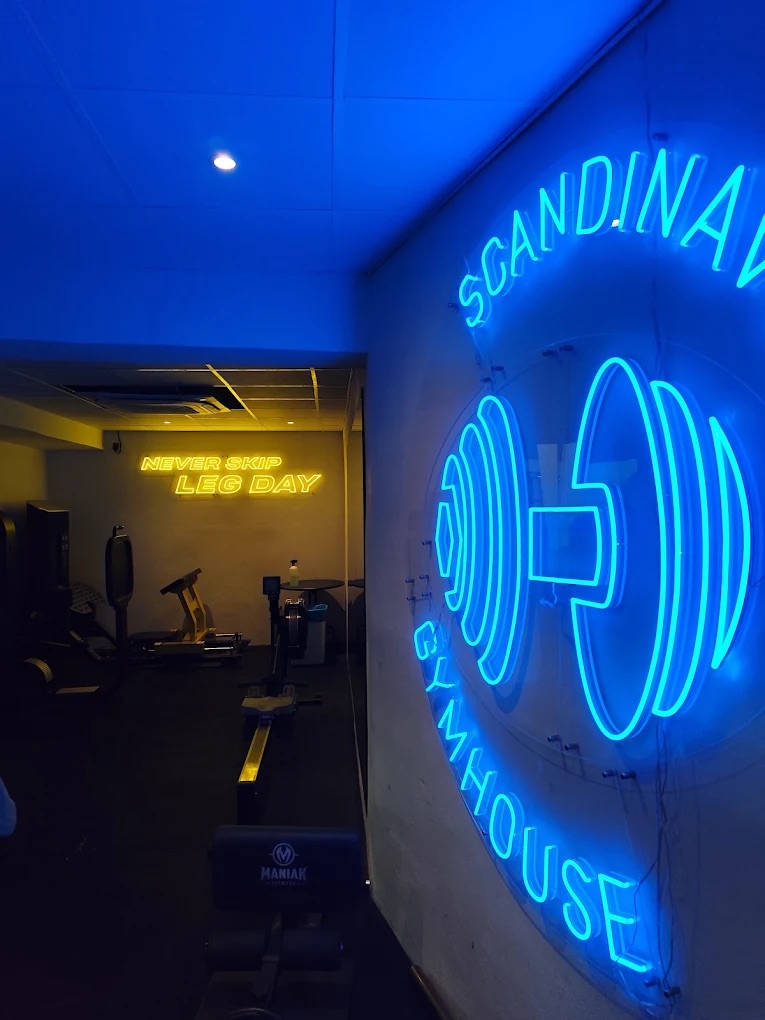 Gymhouse Fuengirola fachada exterior frente al Paseo Marítimo