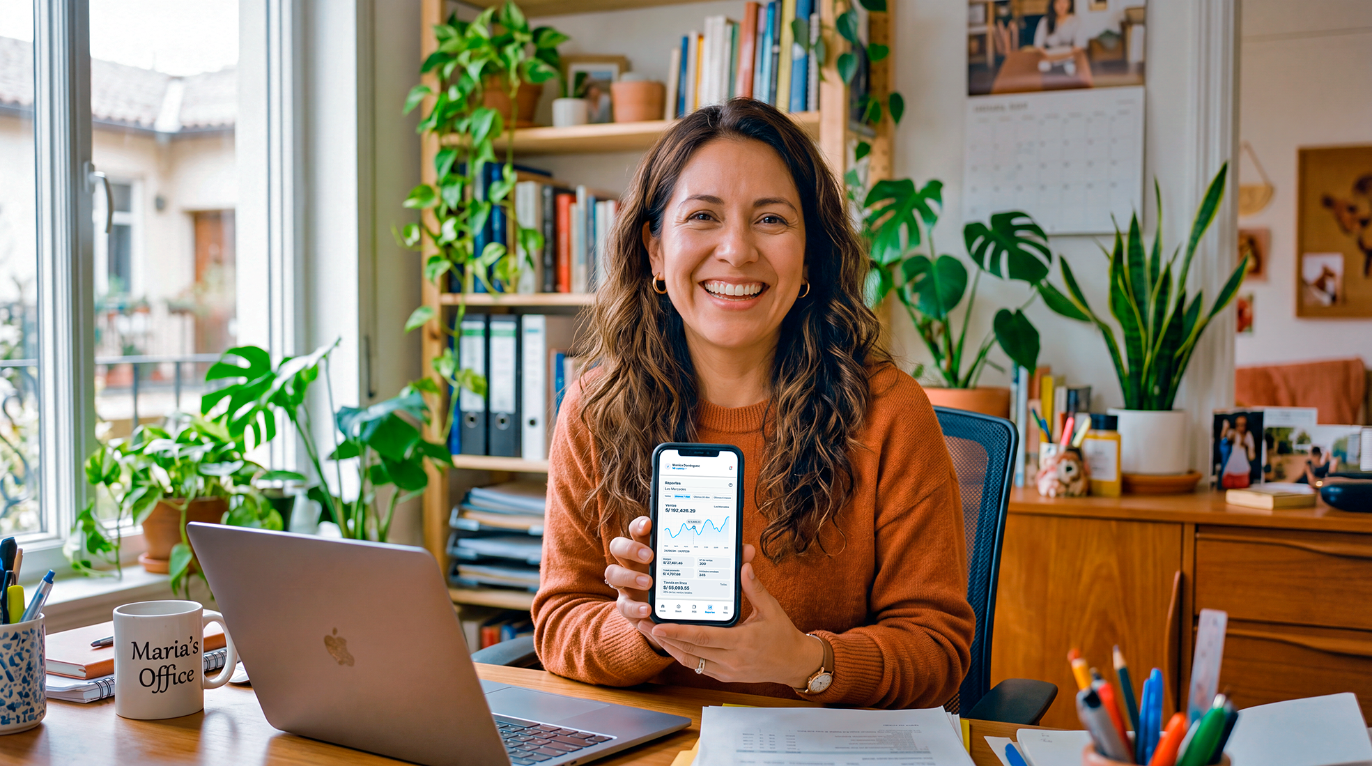 Dueña de negocio sonriendo mientras revisa sus ventas en Bsale
