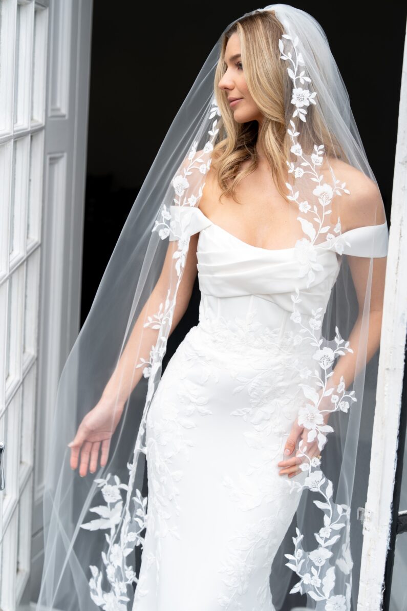 Trailing Floral Vine Lace Veil