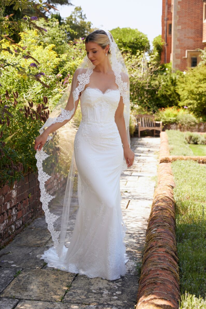 Scalloped Floral Lace Mantilla Veil