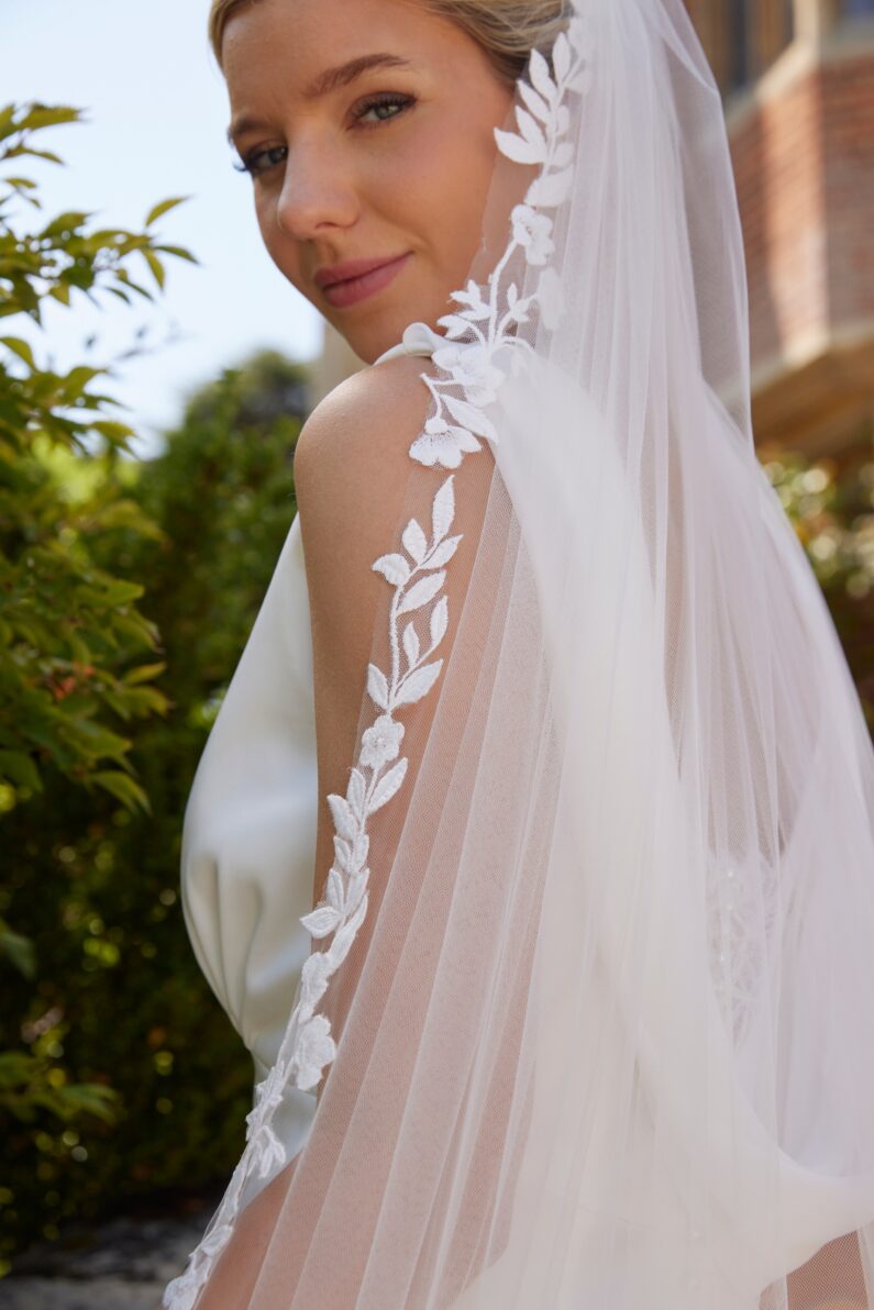 Botanical Leaf Trim Fingertip Veil