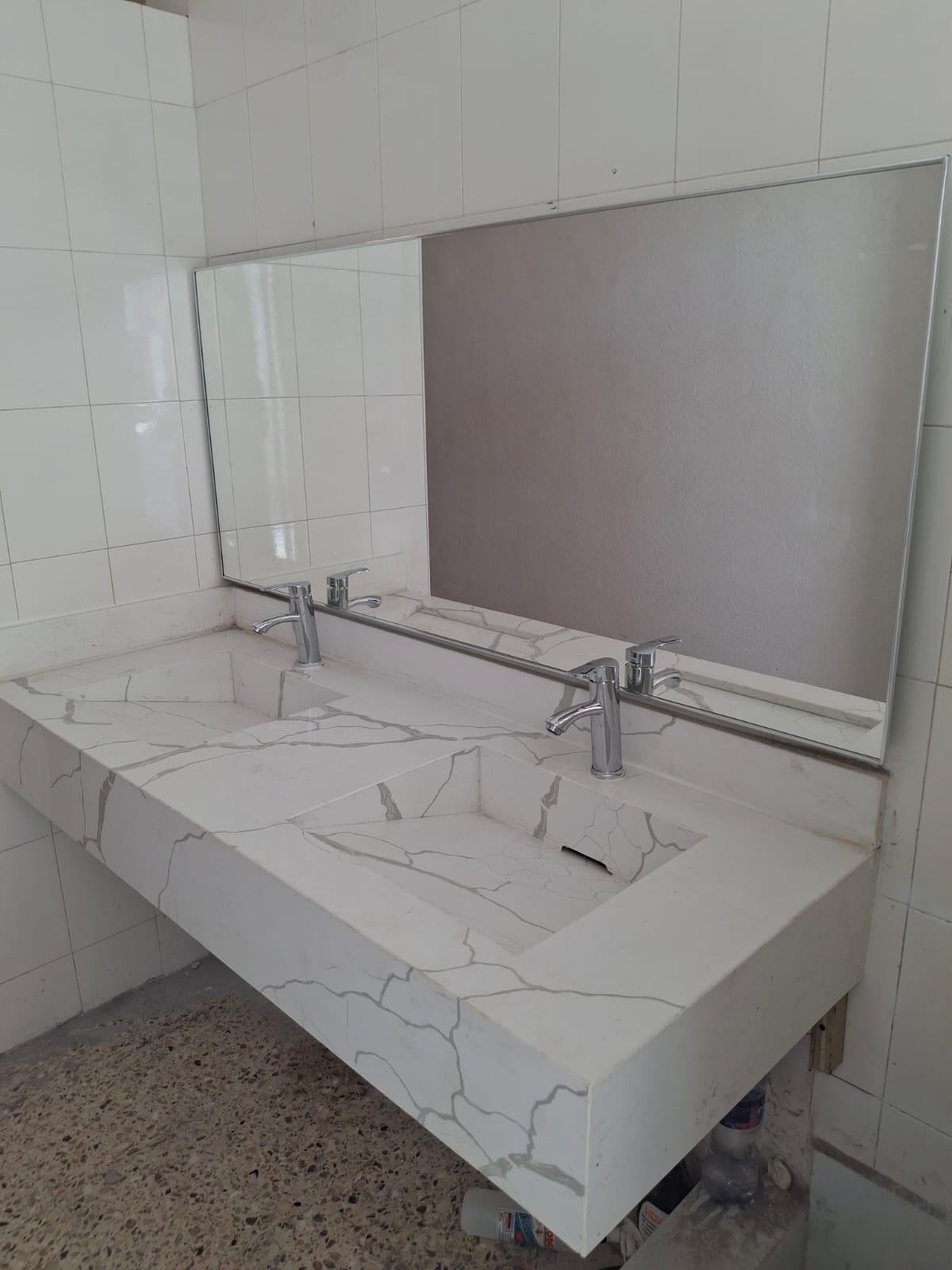 Remodelación de lavamanos y plomería en baños escolares