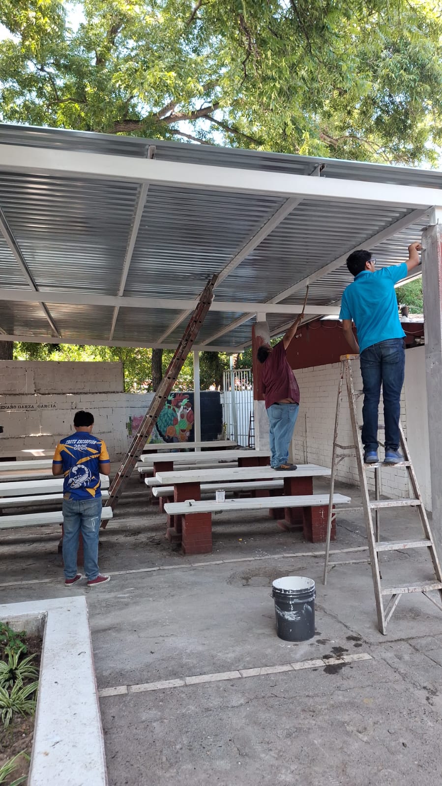 Mantenimiento y pintura de estructura de techumbre en patio escolar