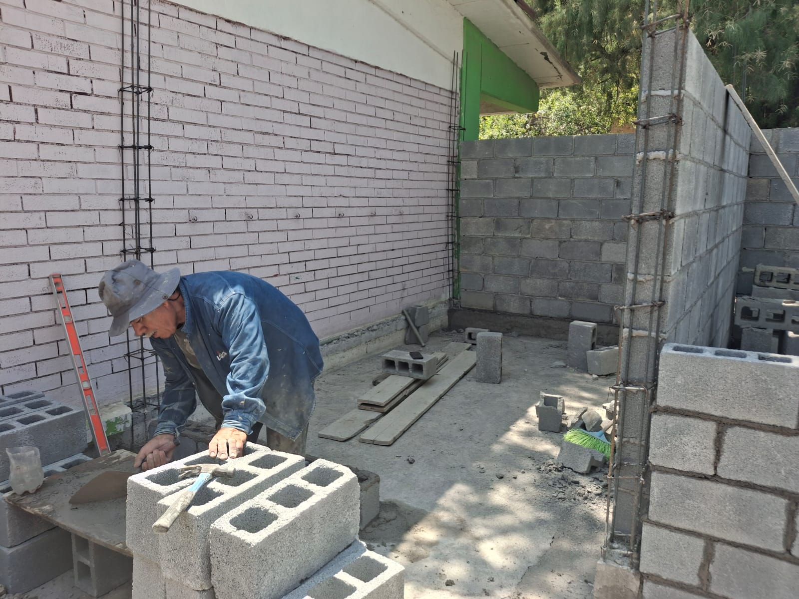 Construcción y levantamiento de muros de block en plantel escolar