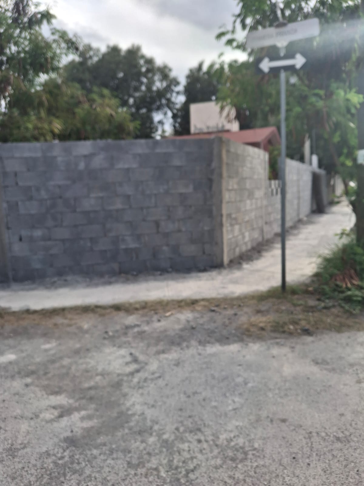 Construcción de barda perimetral y adecuaciones en plantel escolar